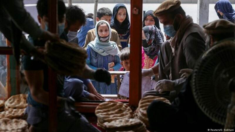 Perjuangan Mantan PNS Afganistan Nafkahi Keluarga di Tengah Anjloknya Ekonomi