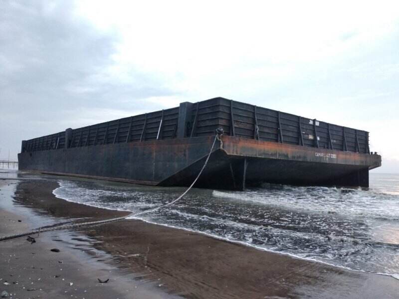 Kapal Tongkang yang Terdampar di Pantai Kharisma Usai Menurunkan Batu Bara di PLTU II Labuan
