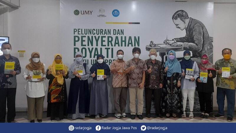 Serahkan Royalti, Ajak Dosen Produktif Menulis