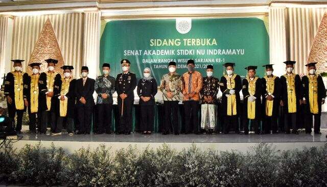 Pesan Bupati Nina di Wisuda Perdana STIDKI NU Indramayu: Jangan Larut dalam Euforia