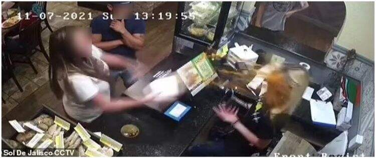 Tutup wadah sup leleh, wanita ini siram sup panas ke manajer restoran