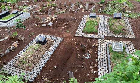 Puluhan Makam Covid-19 di TPU Cikadut Bandung Ambles