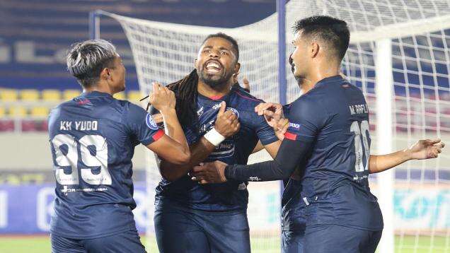 Reaksi Carlos Fortes Arema FC saat Ditantang Potong Rambut: Nggak Mungkin!