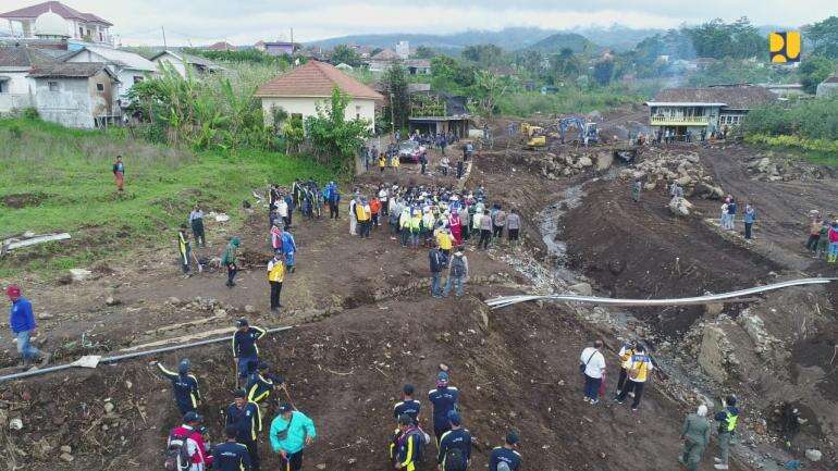 Diterpa Banjir Bandang Menteri PUPR Perlebar Alur Sungai Dan Relokasi Rumah Di Batu Malang