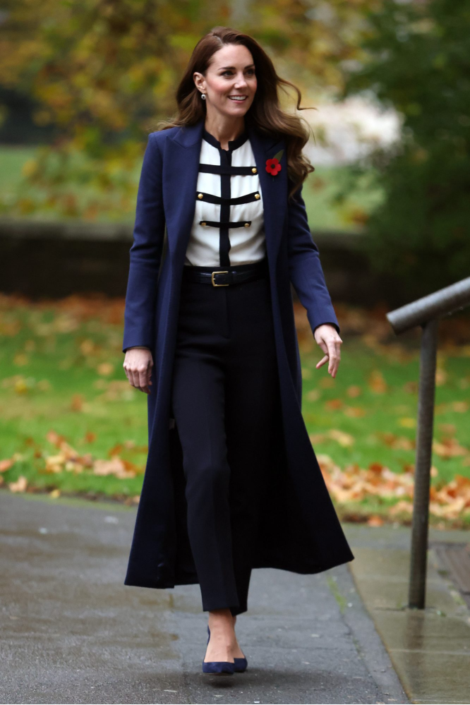 Kunjungi Museum, Kate Middleton Tampil Cantik dengan Mantel Panjang