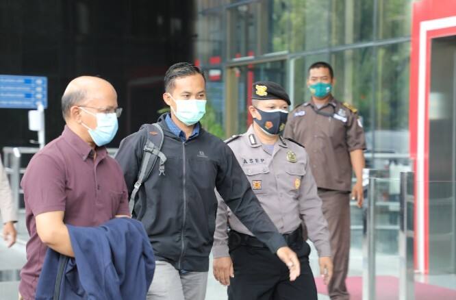 KPK Resmi Tahan Pegawai Pajak Dalam Kasus Dugaan Suap