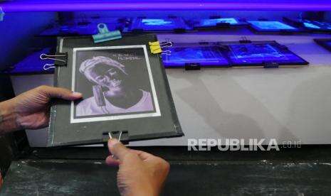 In Picture: Praktek Teknik Cetak Tua di Fotografi ISI Yogyakarta
