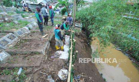 In Picture: Makam TPU CIkutra di Bantaran Sungai Rusak