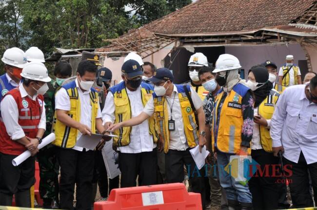 Tinjau Lokasi Banjir Bandang, Menteri PUPR Minta Segera Pembersihan Sungai dan Relokasi Penduduk