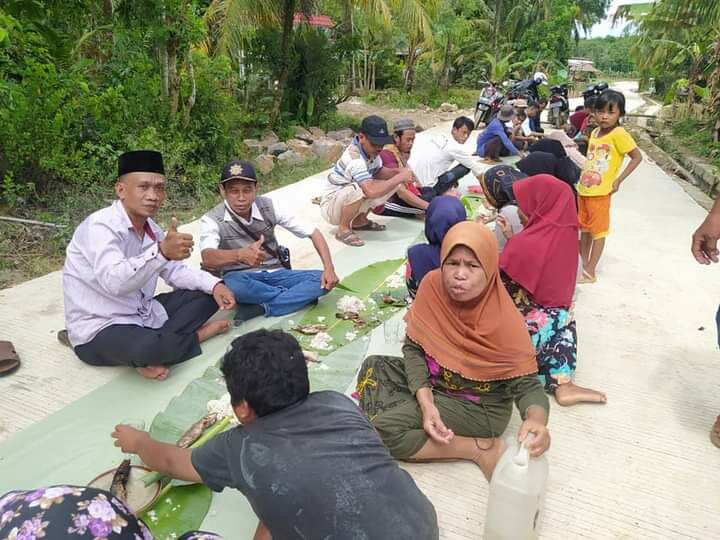 Puluhan Tahun Baru Rasakan Jalan Mulus, Warga Bojongmanik Pandeglang Langsung Gelar Syukuran