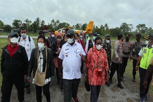Mendarat di Bandara Ewer, Mensos Mulai Rangkaian Kegiatan dan Aktivasi Sejumlah Program Pemberdayaan Masyarakat di Papua
