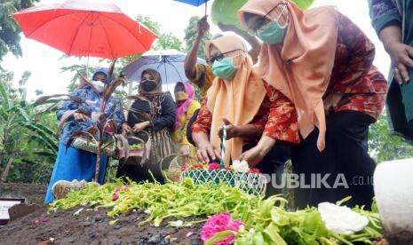 Tabur Bunga ke Makam, Hormati Nakes Korban Covid-19