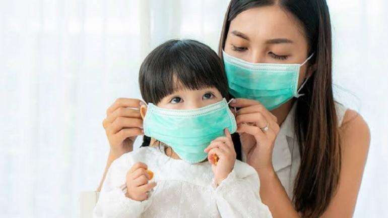 Moms, Biasakan Anak Pakai Masker Saat Keluar Rumah Ya