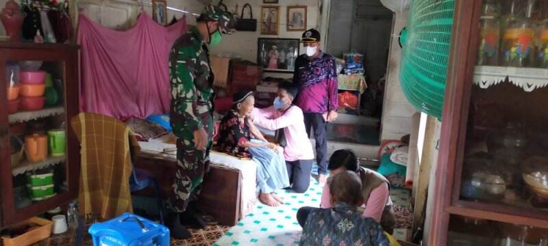 Tingkatkan Imunitas Lansia, Babinsa Penyolongan Door to Door Dampingi Vaksinasi