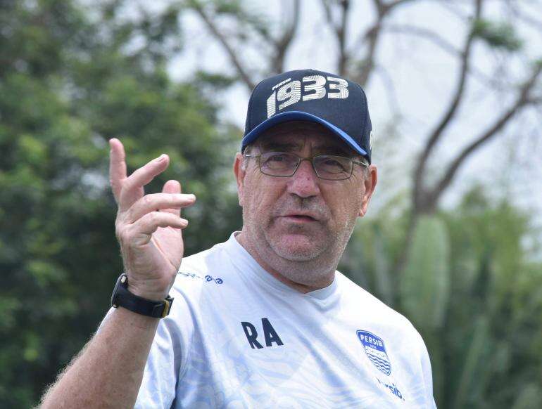 Liga 1 Indonesia Robert Ngebet Bawa Persib Juara Dengan Status Tak Terkalahkan
