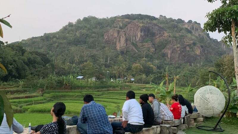 Sensasi Makan di Bawah Lereng Gunung Api Purba