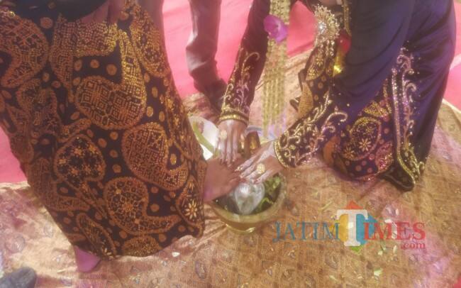 Mengenal Ranupada, Adat Bersihkan Kaki Mempelai Pada Prosesi Dhaup Manten di Tulungagung