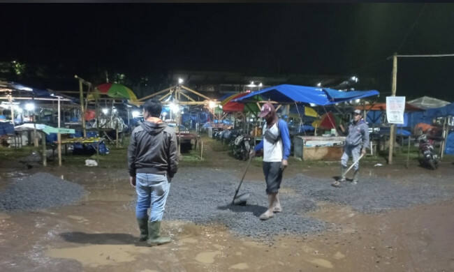 Becek, Pedagang Pasar Pagi Keluhkan Area Relokasi Stadion Brantas