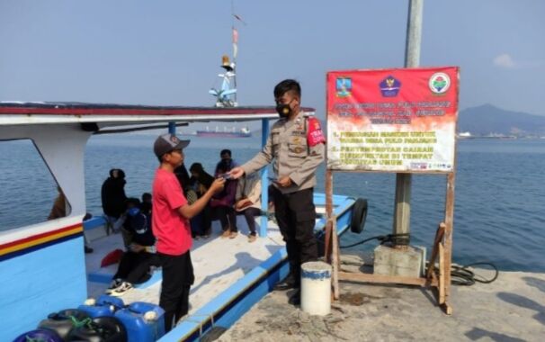 Cegah Penularan Covid-19, Polsek Puloampel Berbagi Masker kepada Warga Pulopanjang