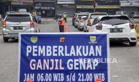 In Picture: Tekan Mobilitas, Ganjil Genap Diberlakukan di Kota Bandung