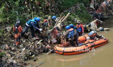 In Picture: Aksi Pecinta Alam Bersihkan Sungai Ciliwung