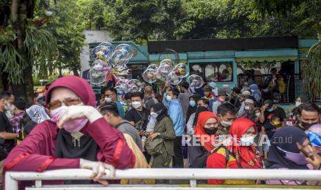 In Picture: Akhir Pekan, Kawasan Alun-Alun Bandung Padat Pengunjung