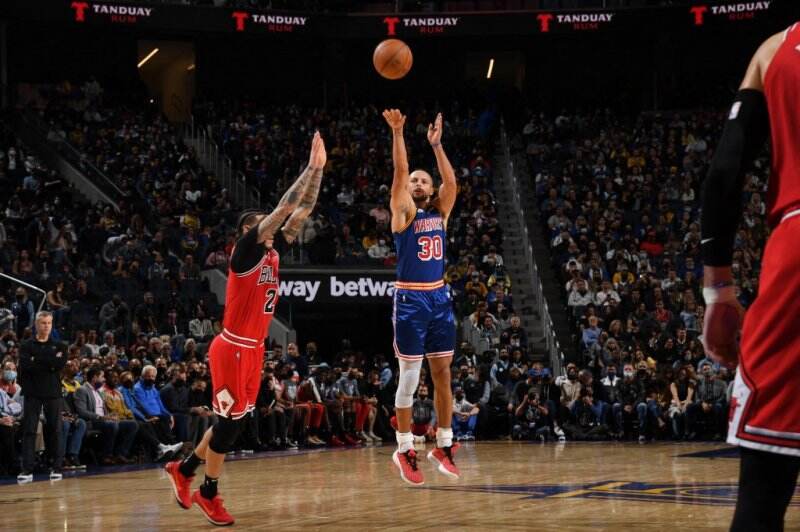 Rekor Baru NBA: Curry Catat Tembakan 3 Angka Terbanyak dalam Sejarah