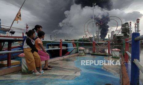 In Picture: Upaya Pemadaman Kilang Pertamina Cilacap