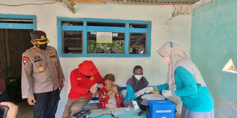 Kesadaran Tinggi, Warga Pamekasan Antusias Ikuti Vaksinasi BIN Jatim