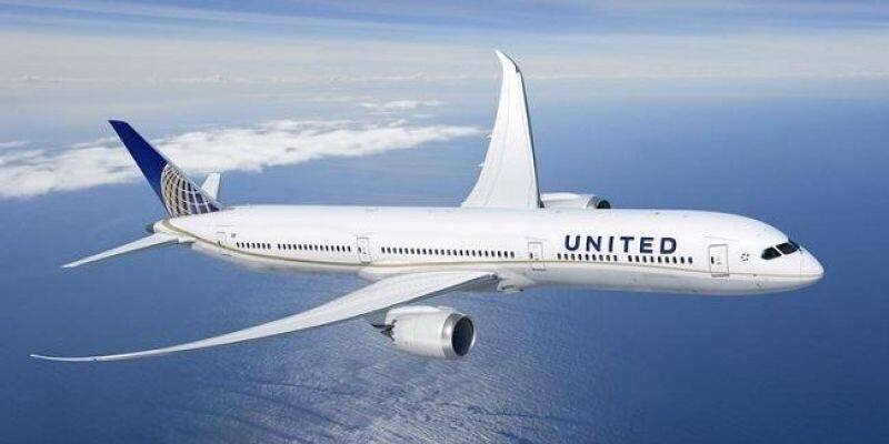 Gegara Bangunkan Suami untuk Pakai Masker, Pramugari United Airlines Diserang Sang Istri