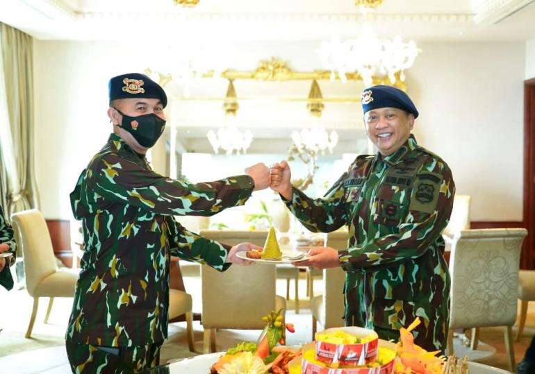 HUT Brimob, Bamsoet Terima Penghargaan Dan Potongan Tumpeng