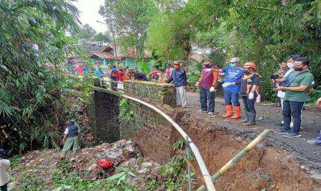 Walkot Sukabumi Terjun Evakuasi Material Longsor
