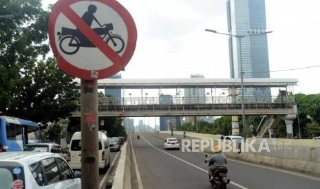 Lewat Jalur JLNT Casablanca, Polisi Tegur Rombongan Pesepeda
