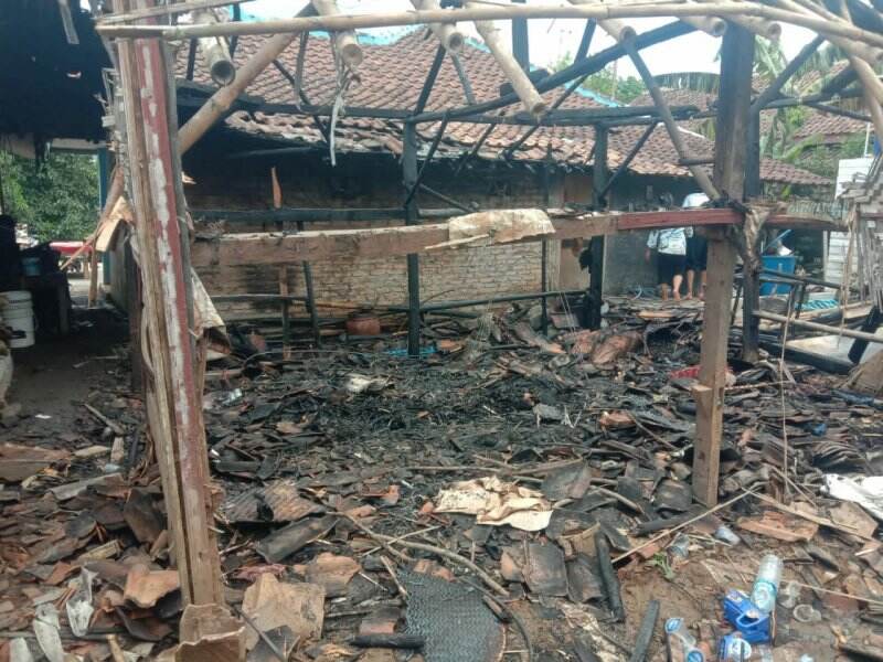 Api Bakaran Sampah Merembet, Rumah Petani di Serang Ludes Terbakar