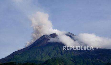 Luncuran Awan Panas - Lava Pijar Merapi Capai Dua Kilometer