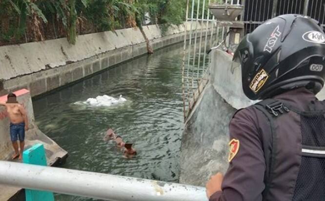 Musim Hujan, Linmas Awasi Sungai Cegah Orang Tenggelam