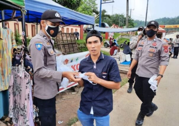 Pedagang dan Pengunjung Pasar Gunungkencana Lebak Diminta Tetap Terapkan Prokes