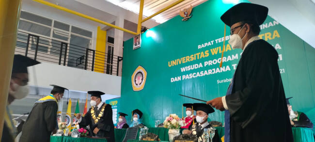 Universitas Wijaya Putra Buka Jalan Wisudawan Terbaik untuk Jadi Dosen