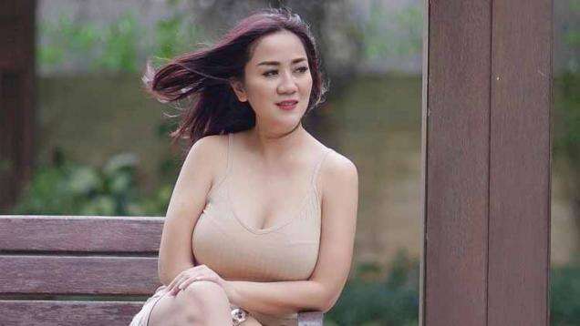 Sampai Gerah, Tante Ernie Lakukan Workout Berat demi Tubuh Moleknya