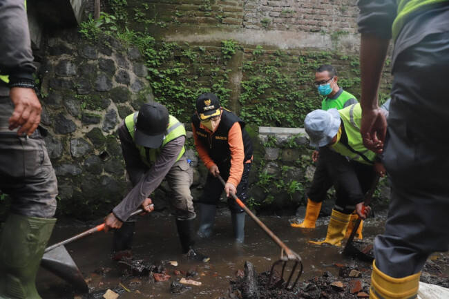 Cegah Malang Banjir, Wali Kota Sutiaji Masuk Sungai Keruk Sedimen