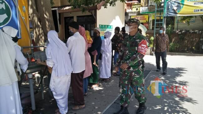 Kawal Penerapan Prokes, Awasi Pengunjung Wisata Religi Sunan Bonang