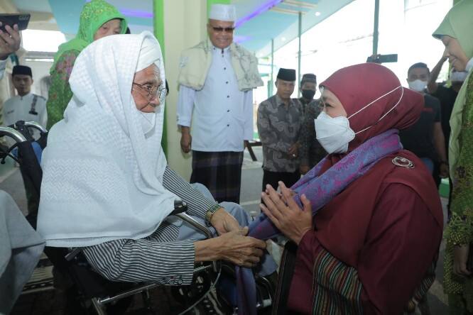 Temui TGH Turmidzy Badaruddin, Khofifah Cerita Masa-Masa Jadi Santri