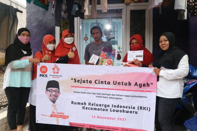 Maknai Hari Ayah, PKS Kota Malang Beri Bingkisan 5 Pahlawan Keluarga di Kelurahan Mojolangu