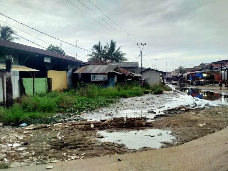 Penampakan Stasiun Kereta Api Labuan Setelah 39 Mati Suri; Dipenuhi Rumput Liar Hingga Digenangi Air yang Beraroma Tak Sedap