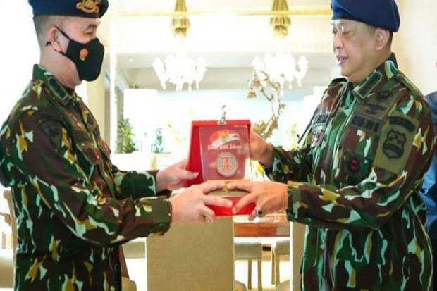HUT ke-76 Brimob, Bamsoet Terima Penghargaan dan Potong Tumpeng