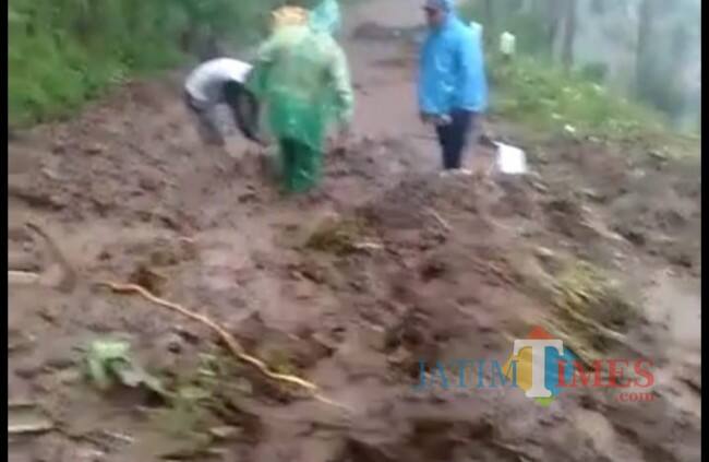Hujan Deras, Jalan Menuju B29 Lumajang Longsor