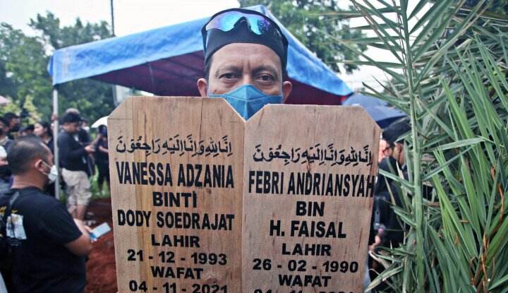 Bahas Hukum Islam Soal Pemakaman Satu Liang Lahad, Five Vi Singgung Vanessa Angel?