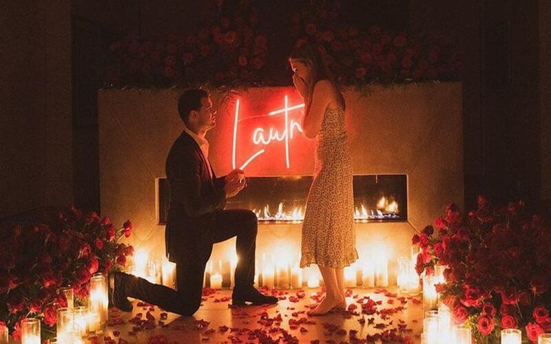 Bikin Baper, Momen Aktor `Twilight` Taylor Lutner Lamar Kekasihnya Tay Dome