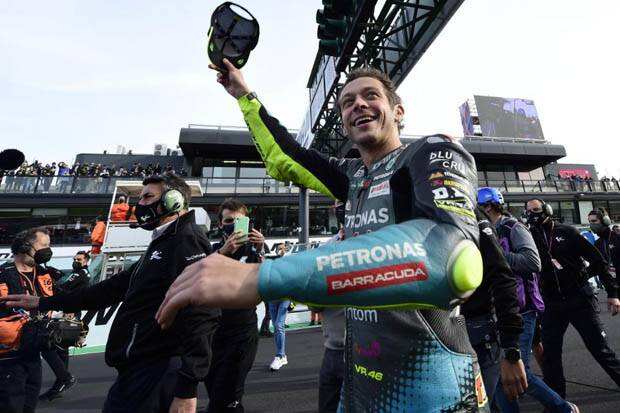 Kibarkan Checkered Flag, Ronaldo Akhiri Karier Valentino Rossi di MotoGP Valencia 2021