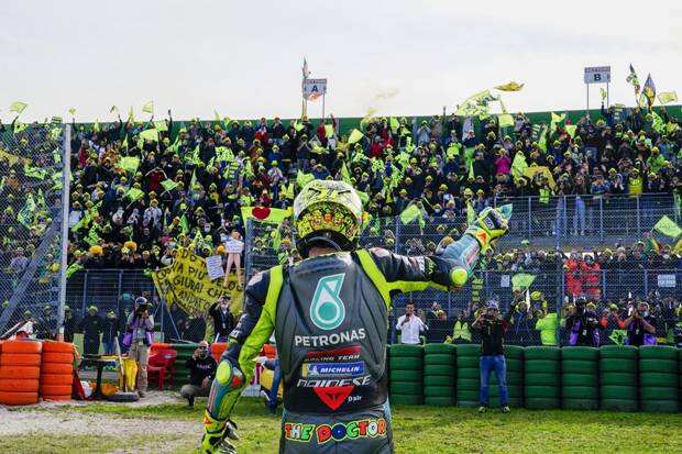 Tangisan Lewis Hamilton Tonton Balapan Terakhir Valentino Rossi di MotoGP